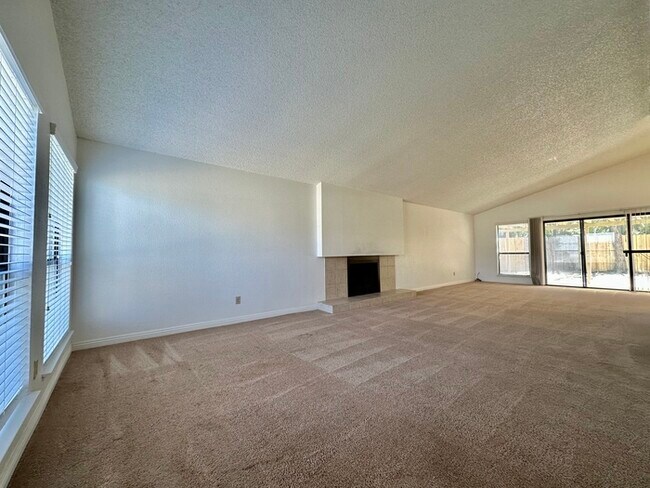 Building Photo - Charming 2 bedroom 2 bathroom home located in south Sacramento!