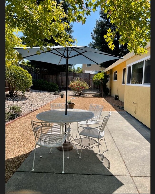 Building Photo - ~Spacious 5 Bed/2 Bath Home in D Section~ Available Now!