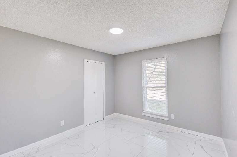 Building Photo - 3501 Green Hill Dr