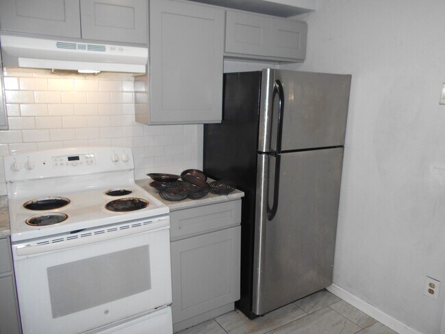 Building Photo - 867 Ulster St