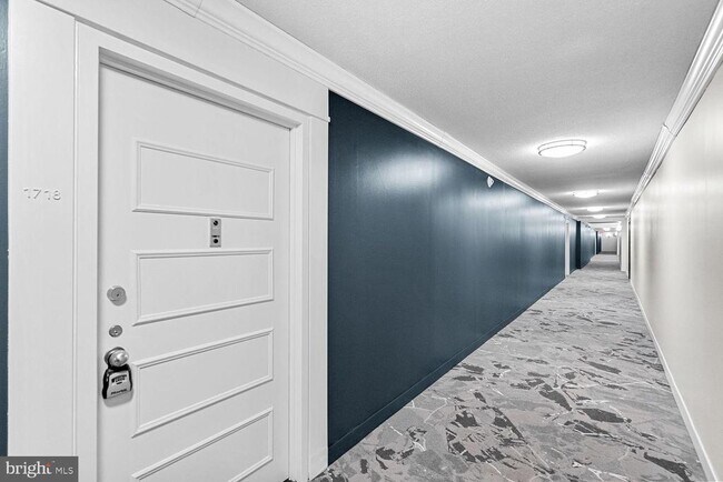 Building Photo - 307 Yoakum Pkwy