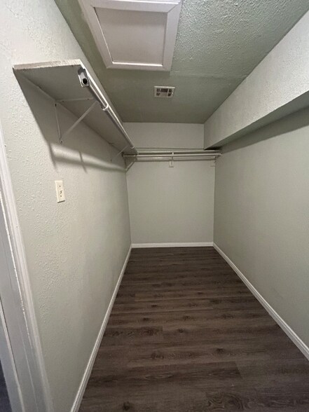 Building Photo - 904 E Hedrick St