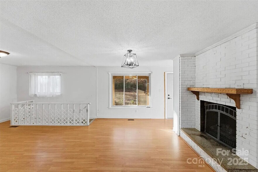 Building Photo - Room in House on Cox Mill Rd