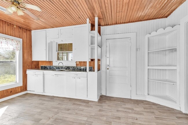 Building Photo - 203 W Powell St