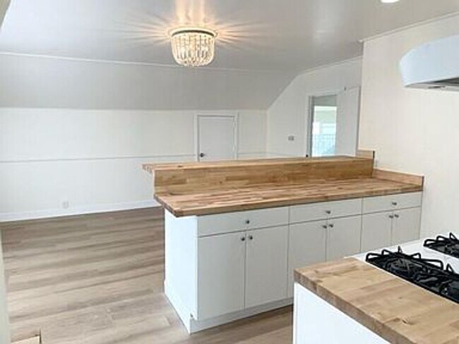 Building Photo - Upstairs 2 Bedroom Apartment with Extra St...