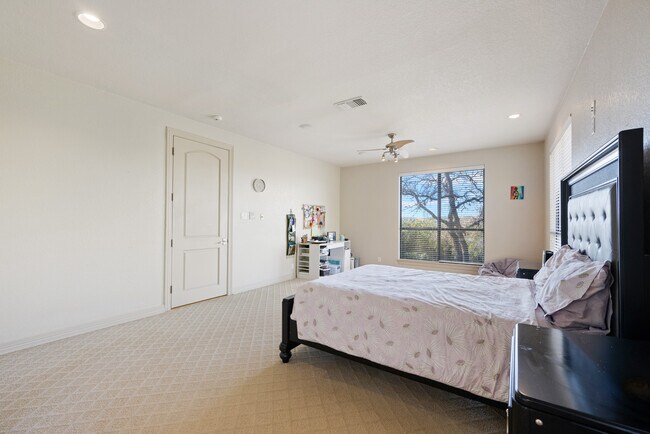 Building Photo - 3 Birnam Oaks