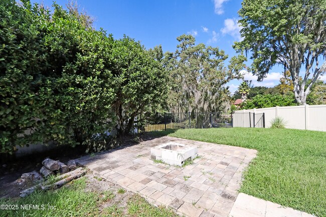 Building Photo - 10460 Roxbury Ln