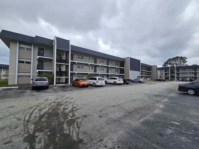 Building Photo - 8020 S Colony Cir