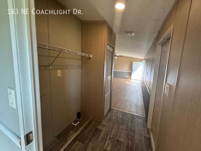 Building Photo - 183 Coachlight Dr