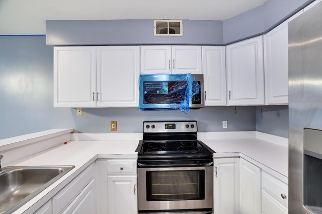 Building Photo - 305 Inverness Dr