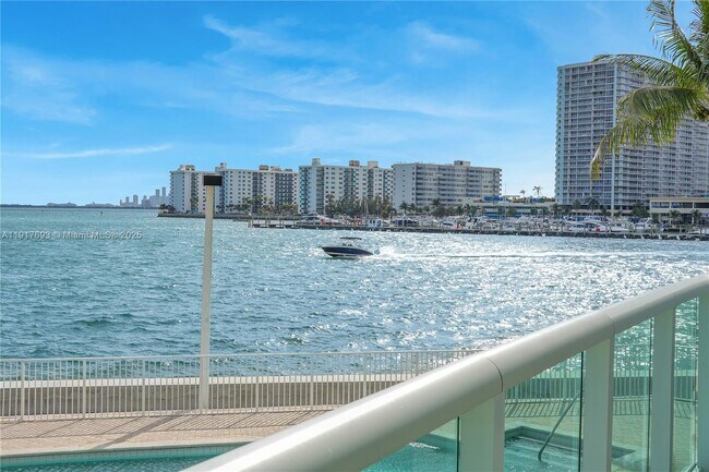 Building Photo - 2000 Bay Dr