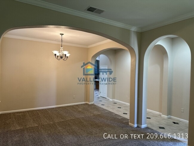 Building Photo - 2555 Crestmore Cir