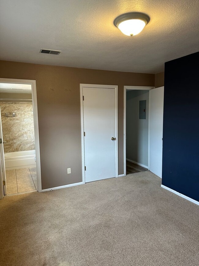 Building Photo - 1185 S Gilbert St