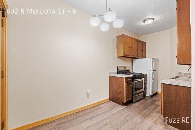 Building Photo - 602 N Mendota St