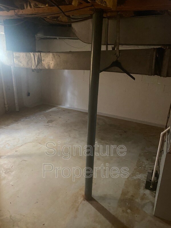 Building Photo - 827 Kerns Ave SW