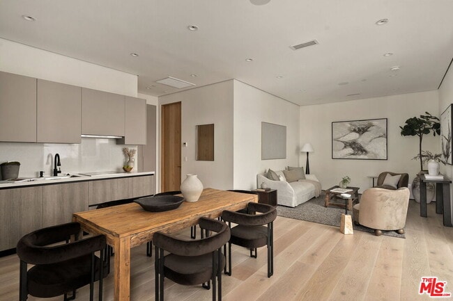 Building Photo - 10386 Strathmore Dr