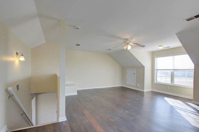 Building Photo - 3 bed 2 bath in the heart of St. B.  Fresh Paint.  Clean and Ready for You.