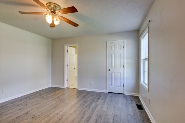 Building Photo - Sweet 3 bed 2 bath. Updated