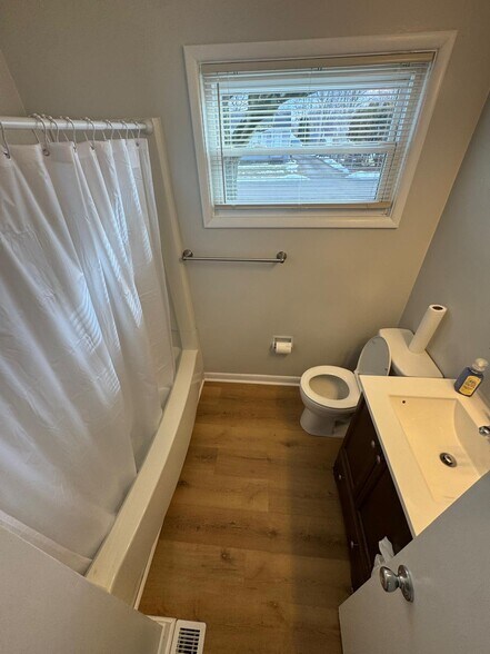 Building Photo - 507 Maplewood Dr