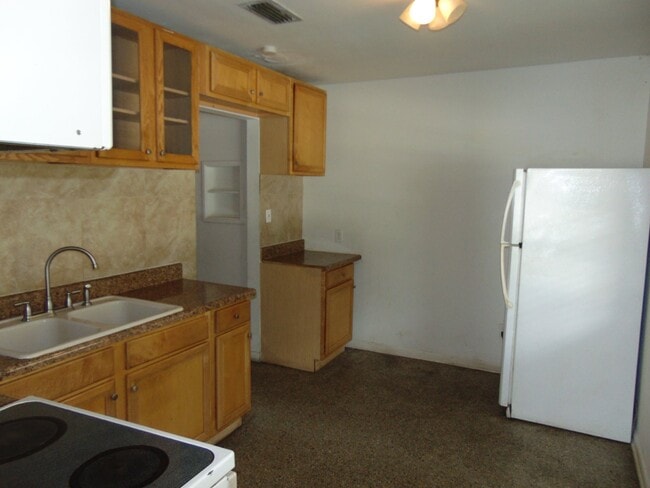 Building Photo - Charming 3 Bed, 1 Bath Rental in Tampa, FL...