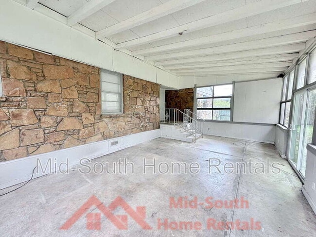 Building Photo - 1603 Delano Ave