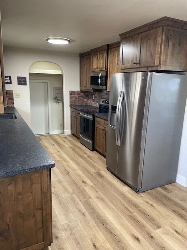 Building Photo - This Anderson Home is a Must See! Amazing Views of Lassen!