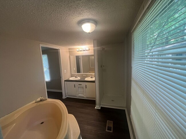 Building Photo - Nice Family home in Ward