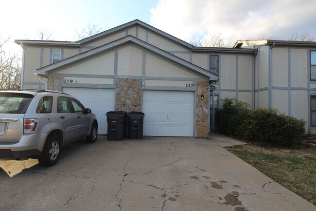 Building Photo - 117 S Saxony Dr