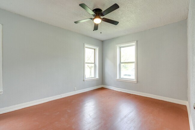 Building Photo - 2840 S Moreland Blvd