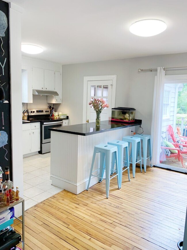 Building Photo - 3 Bedrooms 2 Full Bathrooms (one block fro...