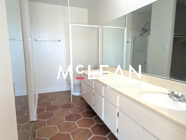 Building Photo - Beautiful 2BD/2BA Sunrise Oasis Condo with Resort Amenities