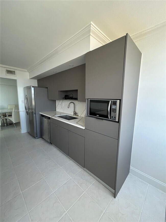 Building Photo - 18021 Biscayne Blvd