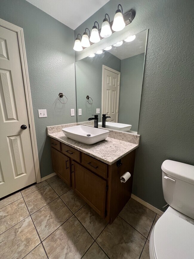 Building Photo - 22 Lyndhurst Dr