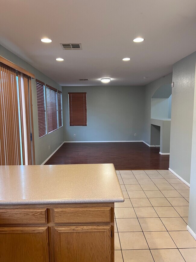 Building Photo - 1927 Silver Crest Ct