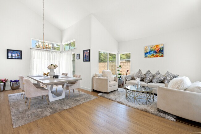 Building Photo - Luxe Spacious Home Near Parks Fully Equipped