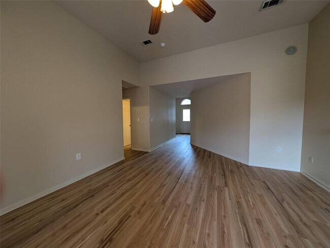 Building Photo - 10126 Longhorn Skyway