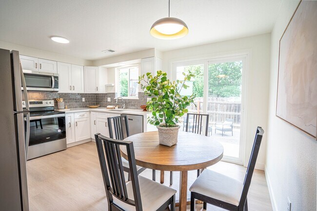 Building Photo - Charming Fully Remodeled 2 Bedroom, 1 Bath Duplex