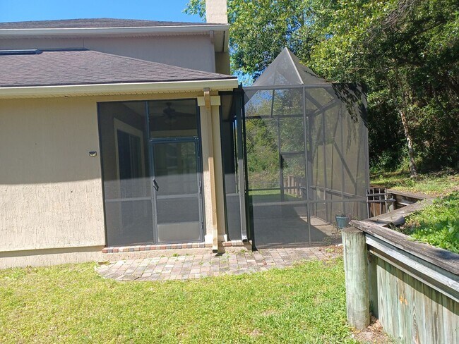 Building Photo - Gorgeous 3 BR 2 BA Lake View Rental