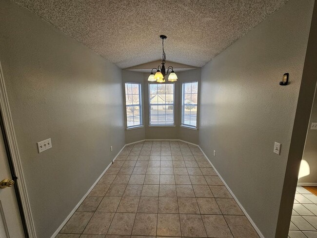 Building Photo - Nice 3 bedroom home with fenced in yard