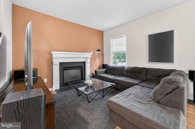 Building Photo - 33 Lindley Dr