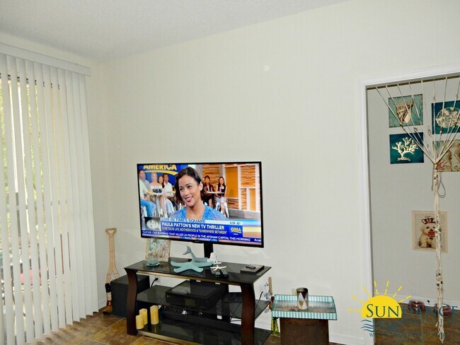 Building Photo - Quaint 2 Bedroom Condo in Miramar Beach!