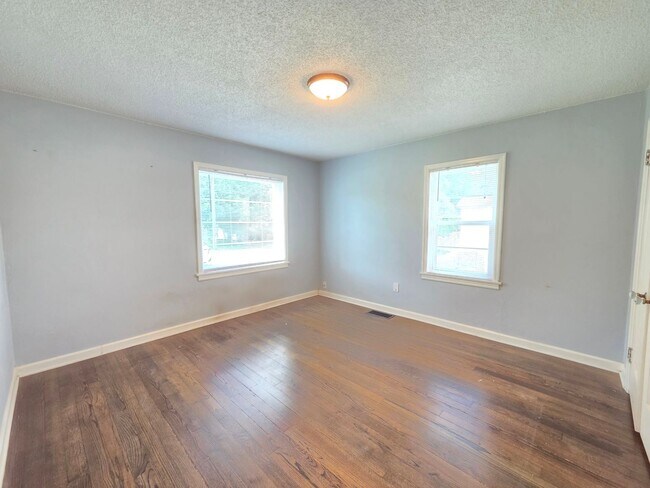 Building Photo - $1,725 - 2 Bed / 1 Bath Charming Home in Spokane Valley