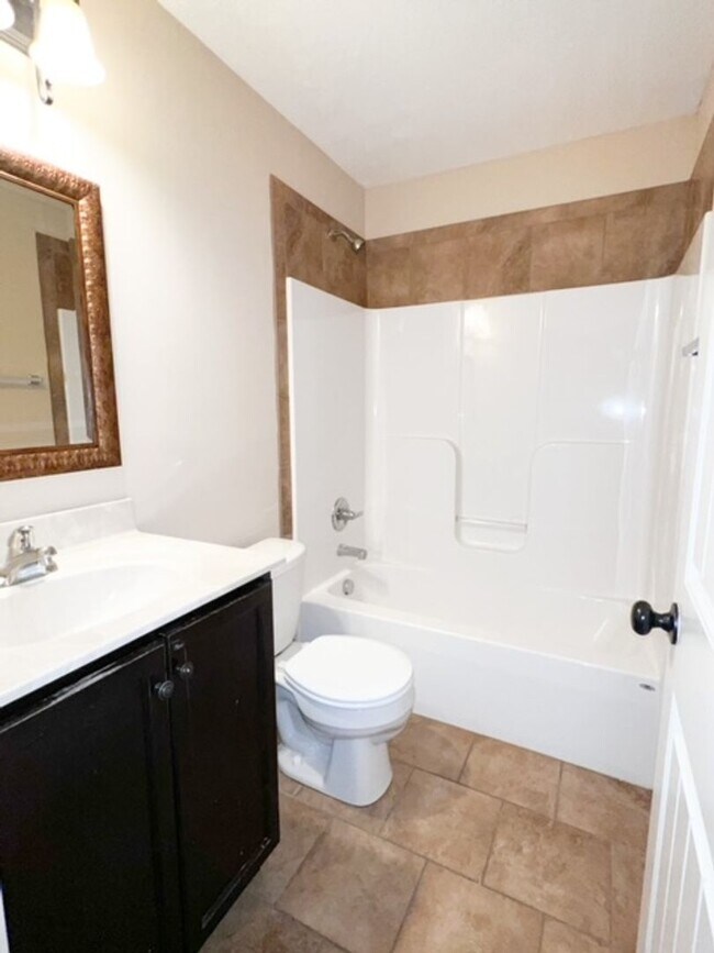 Building Photo - 2 Bedroom 1.5 Bathroom Townhome!!!