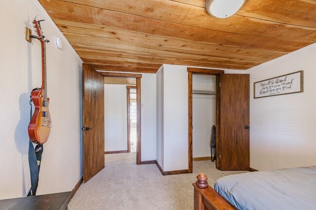 Building Photo - Private 3 bedroom, 1 bath with Large Fenced-in Backyard
