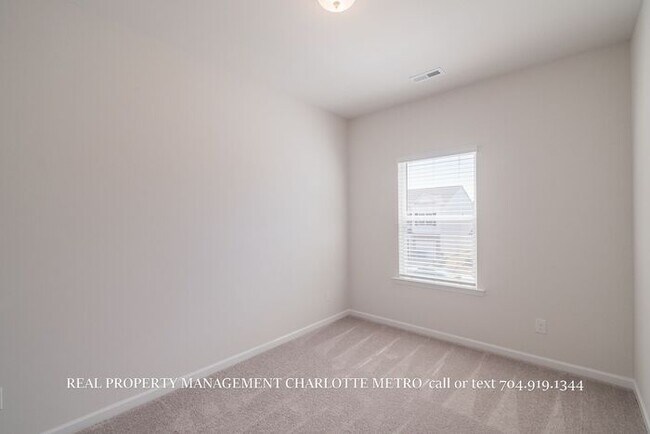 Building Photo - Stylish 3-Bedroom Gem Near I-485 & Charlotte Hotspots