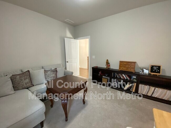 Building Photo - 6562 Creekview Cir