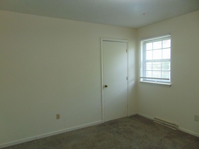 Building Photo - Nice 3 Bedroom 2.5 Bathroom Townhome!