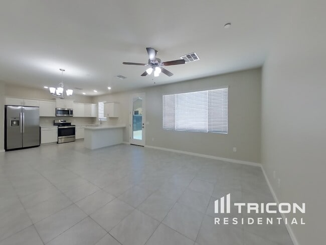 Building Photo - 4548 E Grandview St