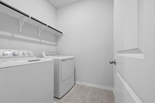 Building Photo - 245 Leeland Dr