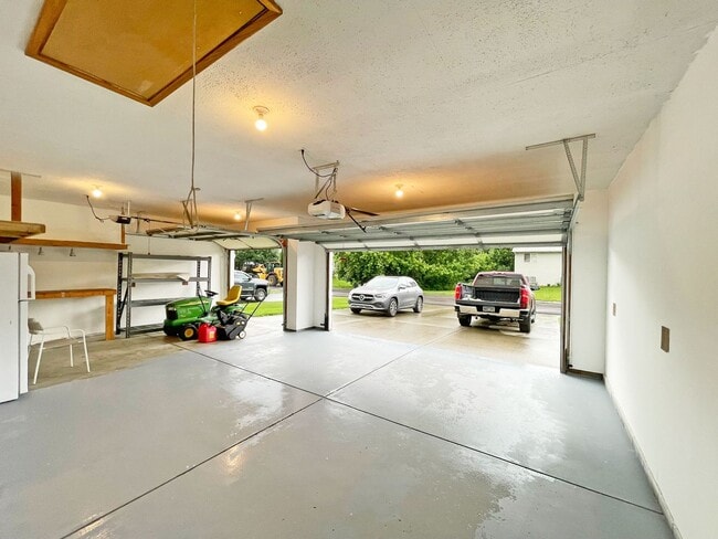 Building Photo - Sparkling Like New 3-Plus Bedroom with Vau...